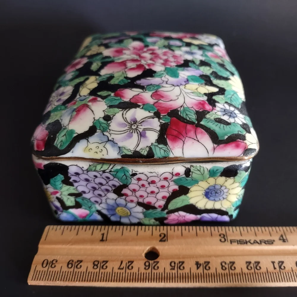 ‼️SOLD‼️ Handpainted 'Thousand flowers' Chinese Porcelain Ceramic Trinket Box - Picture 7 of 11